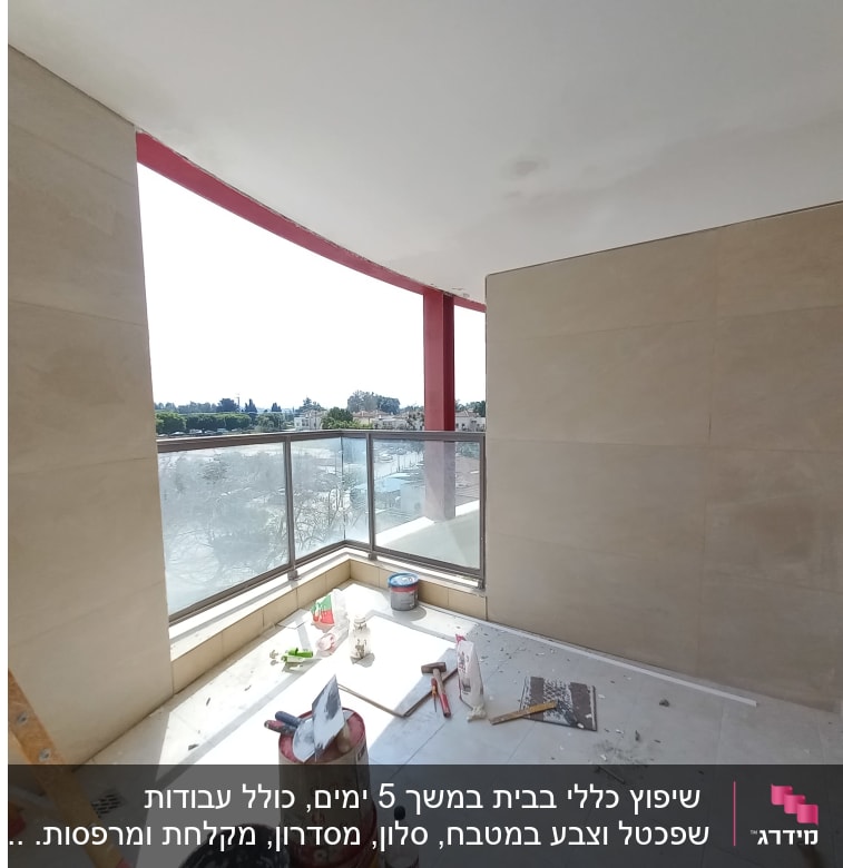 מרפסת בשיפוץ עם סולם, דלי וכלי עבודה